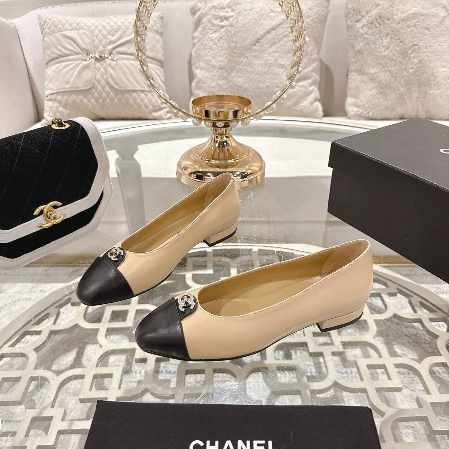👟👟Ex-factory price 560👟👟Chanel 2025SS Spring and Summer New Double C Button Mary Jane🆕 Xiaoxiang𝐂Jia's beautiful Mary Jane shoes are so sweet that they are so beautiful that they are so beautiful. The round square toe design is cute and cute ~ metal/button logo. The appearance is super online. When you wear it, you will feel like a wealthy daughter. I thought it looks good. Only when I put it on my feet do I know how easy it is to wear ~ Upper: Customized lambskin Lining: Sheepskin Outsole: Genuine leather outsole imported from Italy Size: 35-42 (40.41.42 customization is non-refundable) Packaging: The latest gift box packaging at the counter